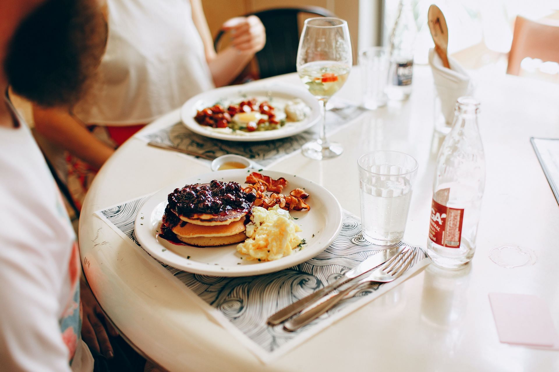 trying positive reinforcement (Image via Pexels / Helena Lopes)
